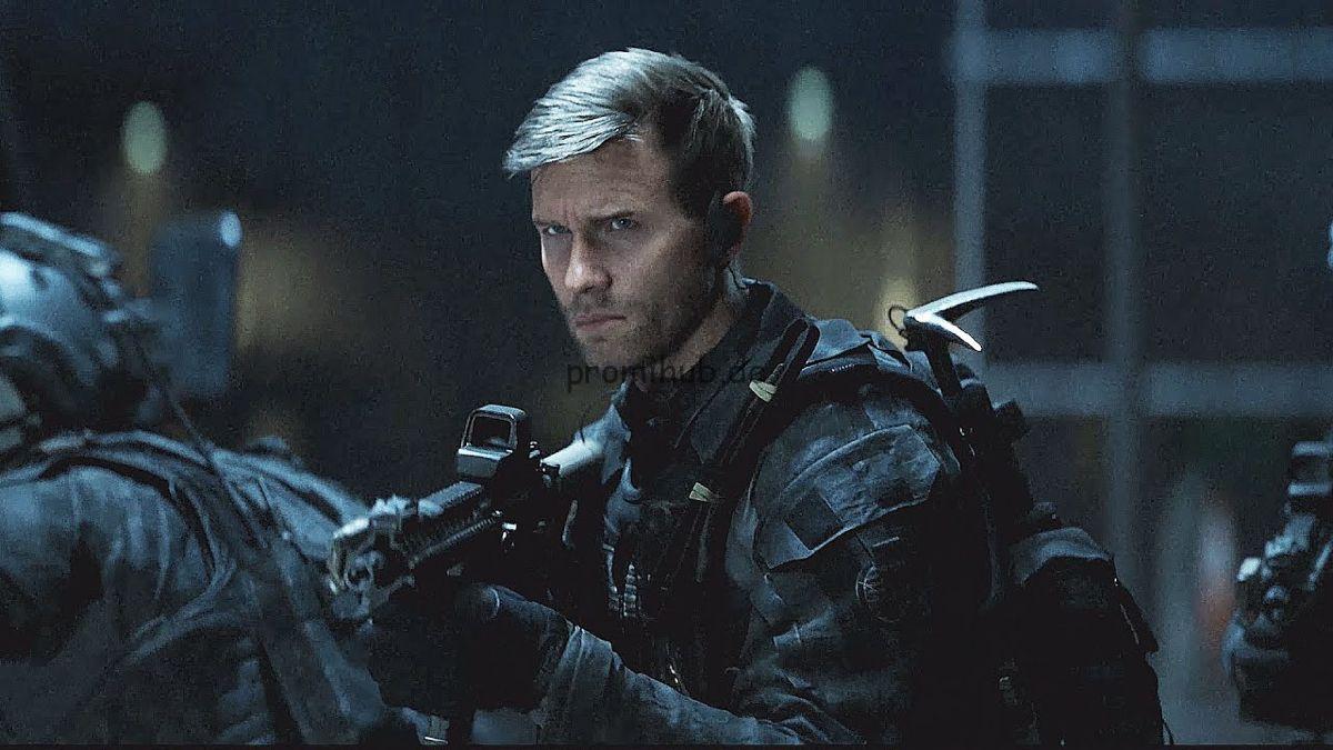Warren Kole (Comannder Philip Graves)